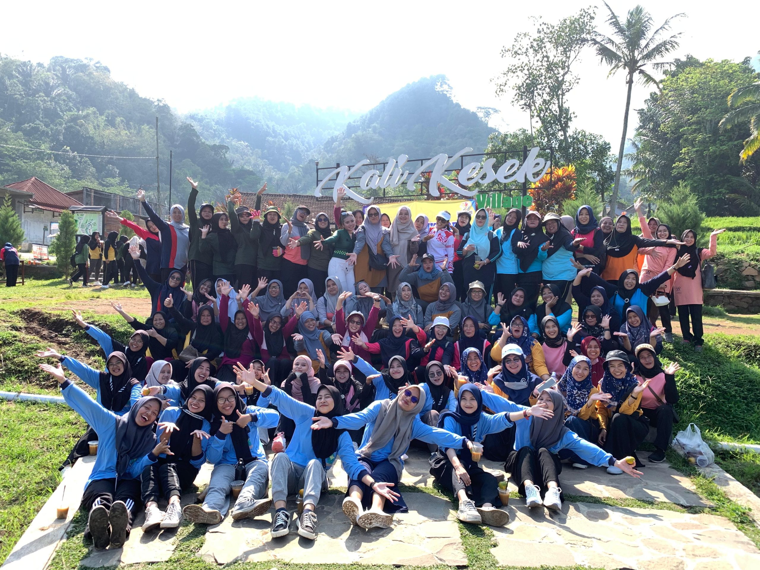 Dokumentasi bersama setelah pelaksanaan senam aerobik pada pagi (25/10/2024) di Desa Sriwulan. (doc. Tim KKN Reguler 83 UIN Walisongo Posko 25)