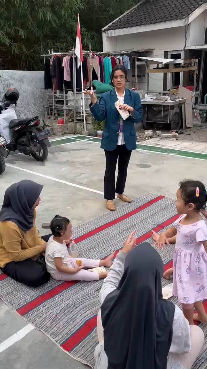 Edukasi Gizi dan Stimulasi pada Ibu dengan balita usia golden period. (doc. Pribadi) Edukasi Gizi dan Stimulasi pada Ibu dengan balita usia golden period. (doc. Pribadi)