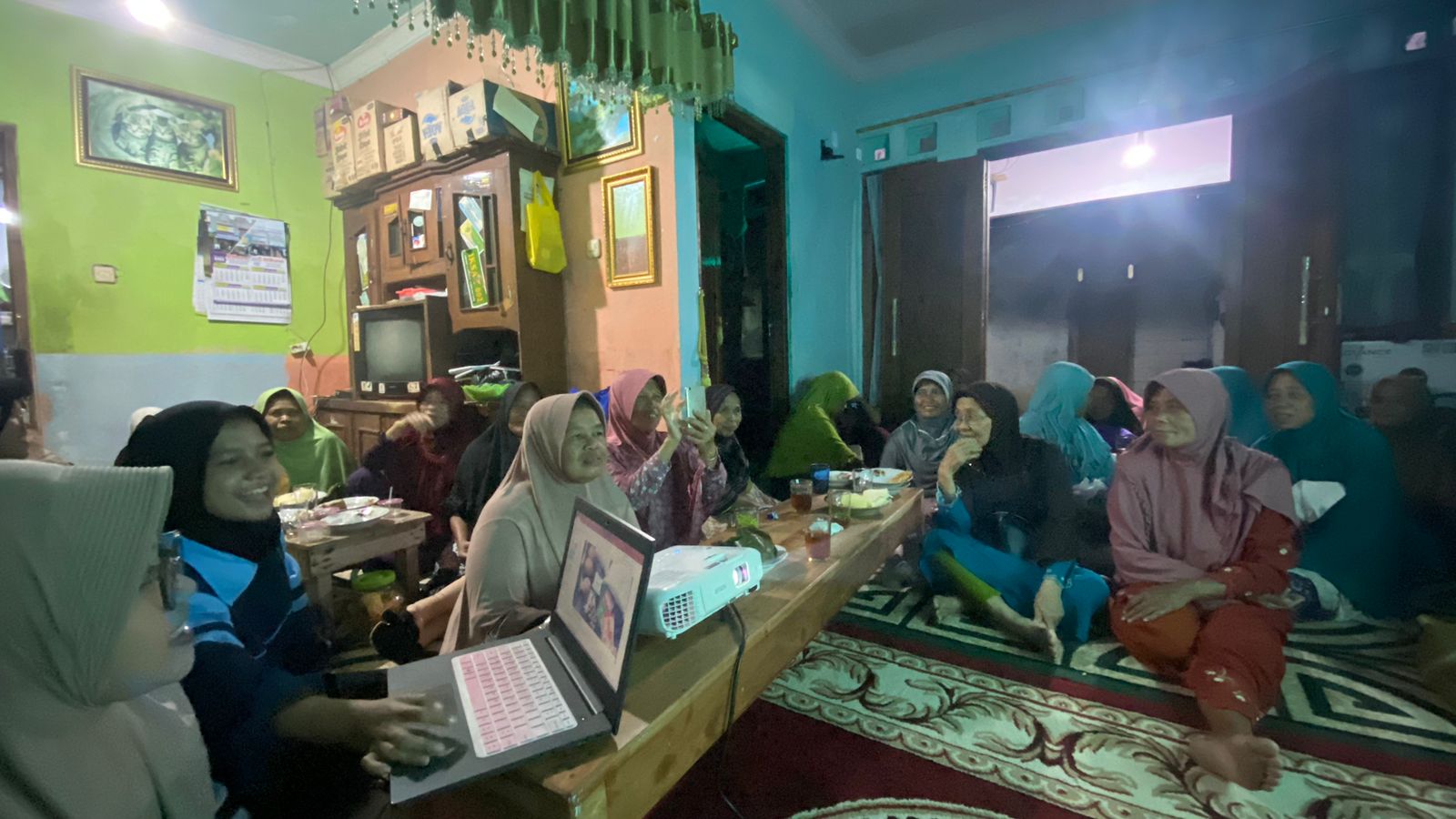 Suasana Penyuluhan Pembuatan Bakso Lele sebagai upaya meningkatkan keterampilan ibu rumah tangga Desa Margosari. (doc. KKN UIN Walisongo Posko 19)