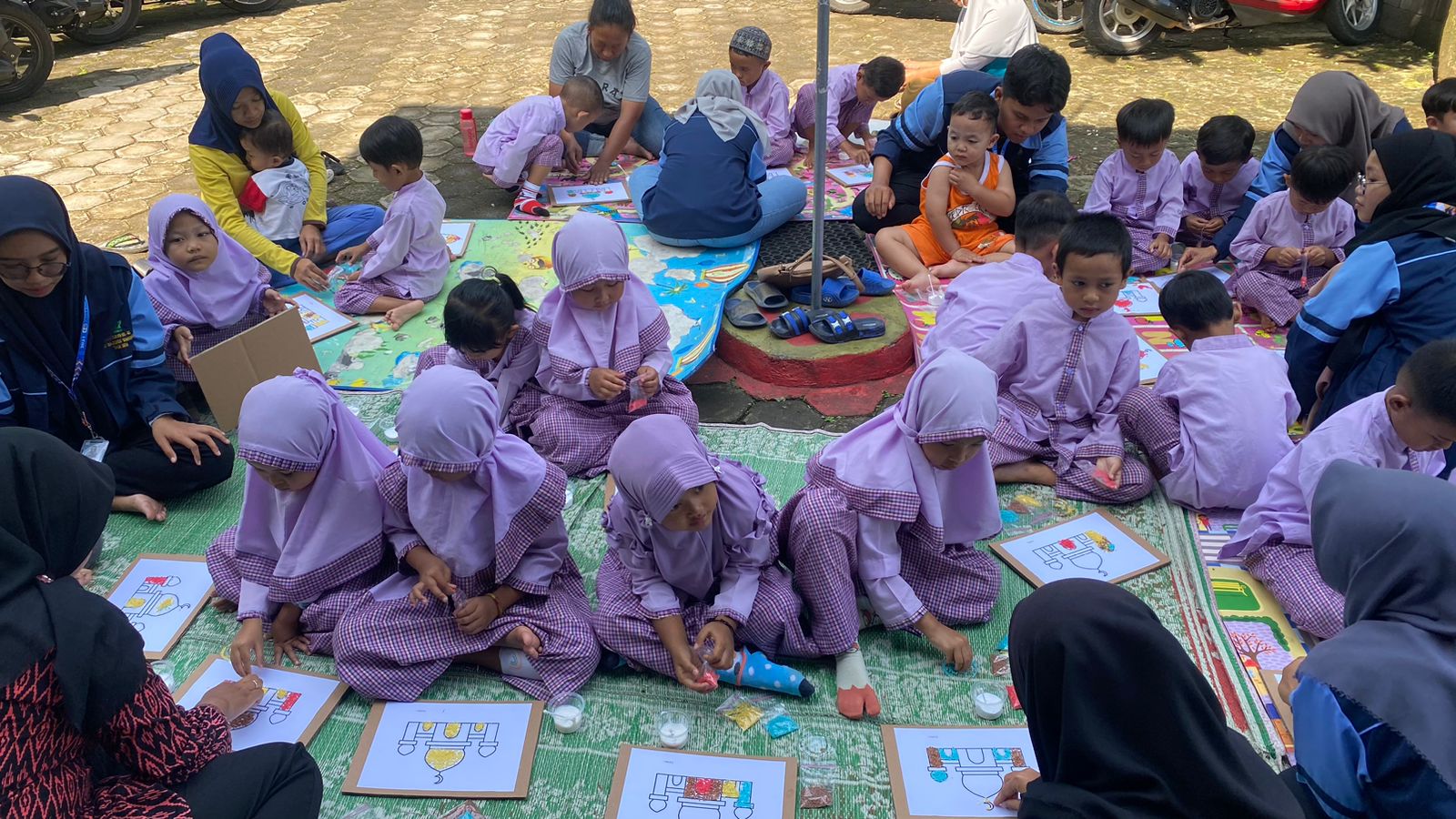 Antusiasme siswa-siswi di TK/PAUD/KB Al Madina PKBM Sabar Iman saat pelatihan kolase beras warna-warni oleh KKN UIN Walisongo Posko 19. (doc. KKN UIN Walisongo Posko 19)
