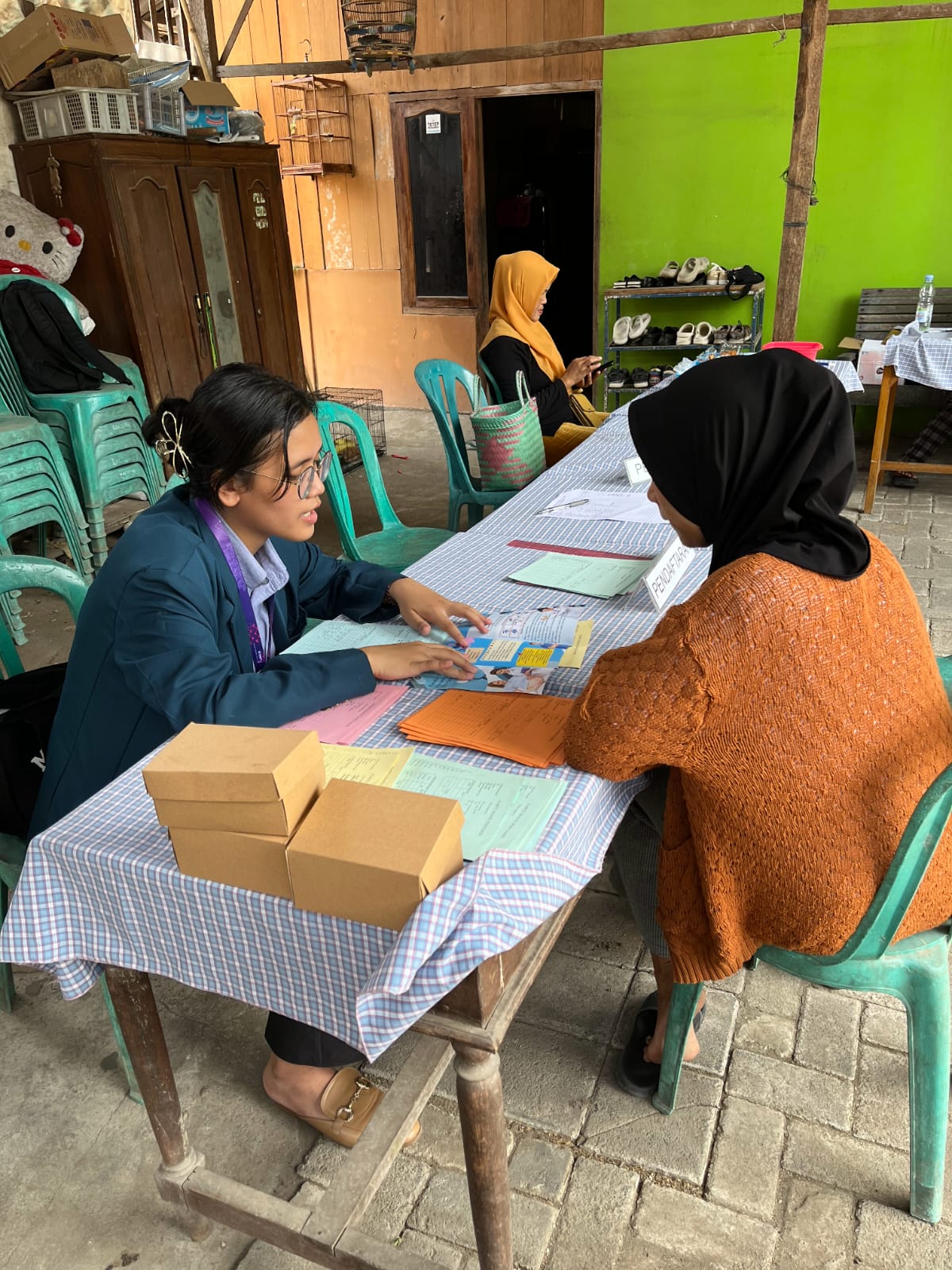 Ibu mengalami hipertensi terkontrol saya memberikan edukasi bagaimana proses persalinan yang baik. (doc. Pribadi)