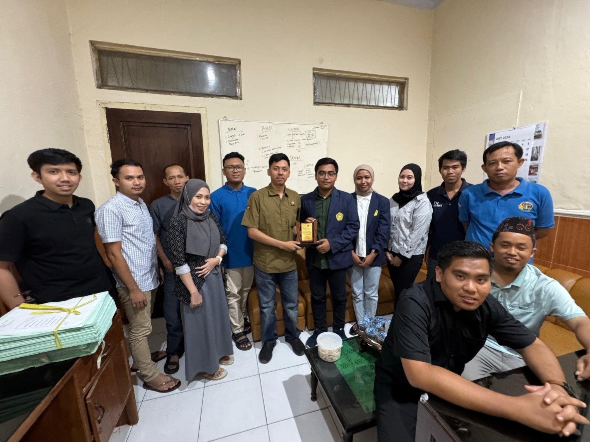 Mahasiswa Fakultas Hukum UTM bersama Kepala Sub. Seksi Penetapan Hak dan Pendaftaran Bapak Mochammad Regan Imawan S.H beserta para Staf Divisi Kepala Sub. Seksi Penetapan Hak dan Pendaftaran Kantor Pertanahan Kabupaten Pamekasan. (doc. Penulis)