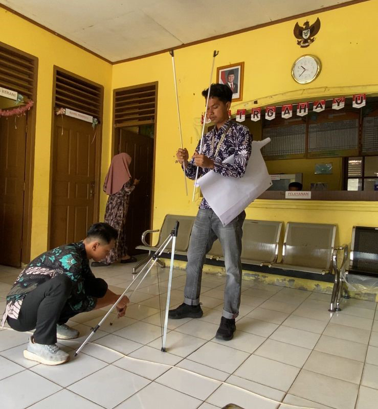 Mahasiswa KKN MBKM UNRI saat melakukan pemasangan stand banner. (doc. Tim KKN MBKM FISIP UNRI Kampung Tanjung Kuras) Mahasiswa KKN MBKM UNRI saat melakukan pemasangan stand banner. (doc. Tim KKN MBKM FISIP UNRI Kampung Tanjung Kuras)