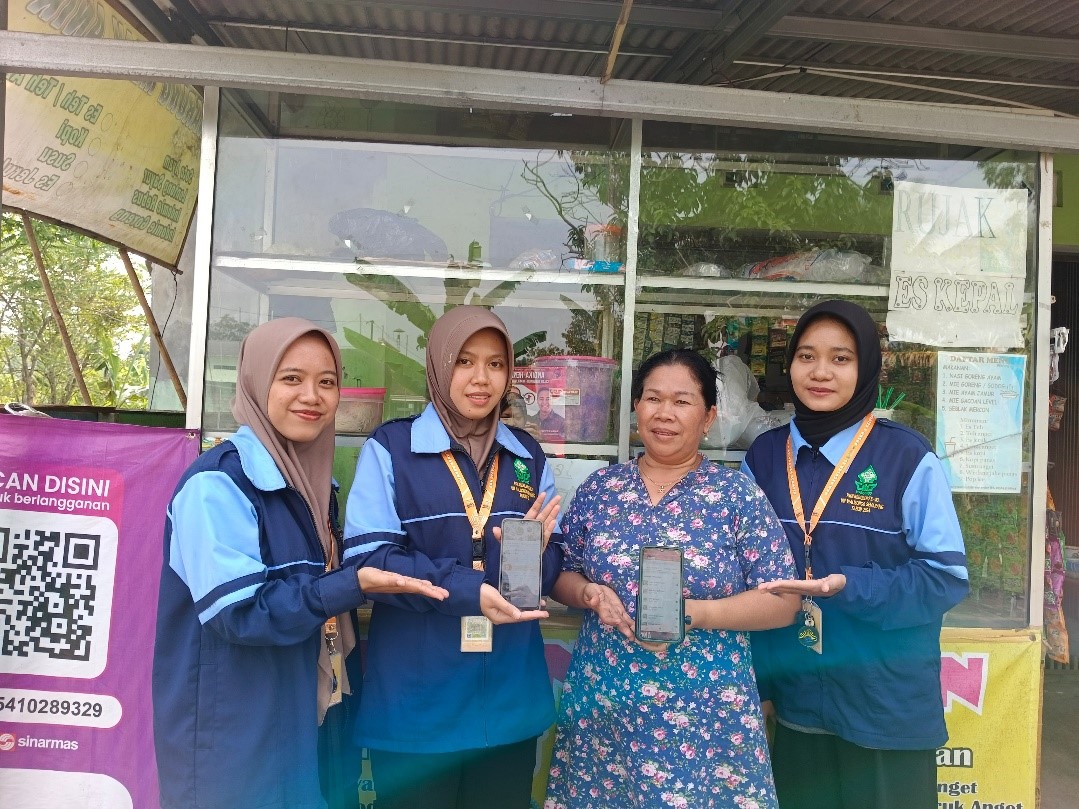 Mahasiswa KKN REG 83 UIN Walisongo Posko 6 saat melakukan pendampingan pendaftaran E-Commerce. (doc. Mahasiswa KKN REG 83 UIN Walisongo Posko 6)