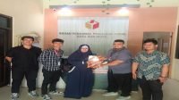 Mahasiswa PKL FH UTM berfoto bersama Bapak Rahmat Setiyono S.Sos. Staf Divisi PPPS, Hukum, dan Datin Bawaslu Kota Surabaya. (doc. Pribadi)