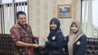 Mahasiswa PKL FH UTM kelompok 22 berfoto bersama Ketua Pengadilan Negeri Bangkalan yakni Bapak Danang Utaryo, S.H.,M.H. pada (15/11/2024). (doc. Mahasiswa PKL FH UTM kelompok 22)