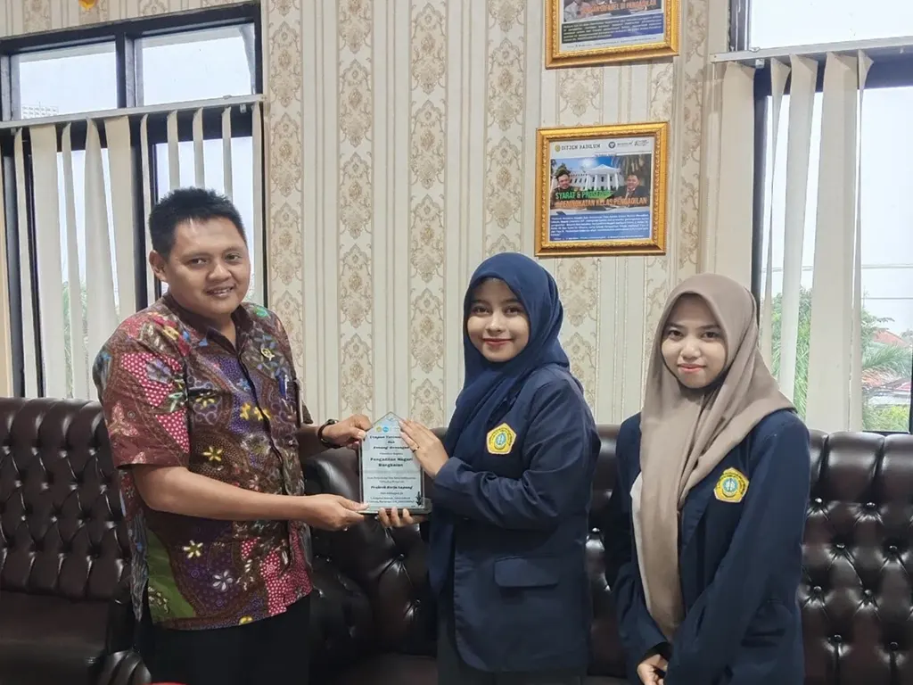 Mahasiswa PKL FH UTM kelompok 22 berfoto bersama Ketua Pengadilan Negeri Bangkalan yakni Bapak Danang Utaryo, S.H.,M.H. pada (15/11/2024). (doc. Mahasiswa PKL FH UTM kelompok 22)