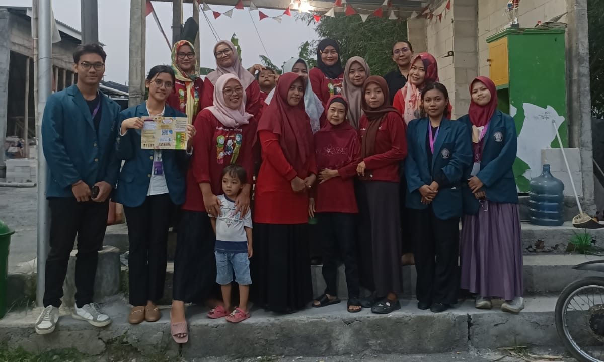 Melakukan Kegiatan Posyandu Bersama terkait Gizi dan Stimulasi Usia Golden Period. (doc. Pribadi)