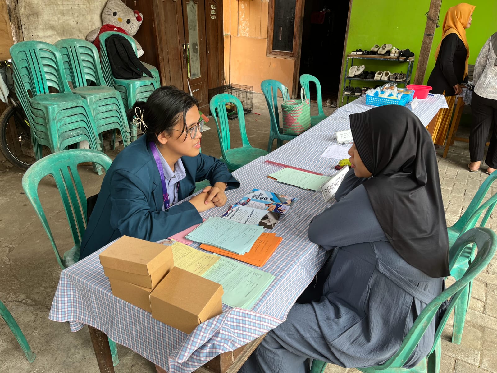 Melakukan Sesi Konseling untuk skrining gawat darurat pada ibu hamil. (doc. Pribadi)