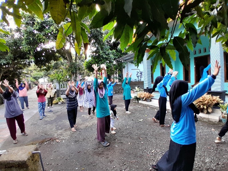 Senam sehat bersama warga Desa Sumberahayu dilaksanakan pada hari Minggu (27/10/2024) oleh Mahasiswa KKN Reguler ke-83 UIN Walisongo Posko 26. (doc. KKN Posko 26 UIN Walisongo)