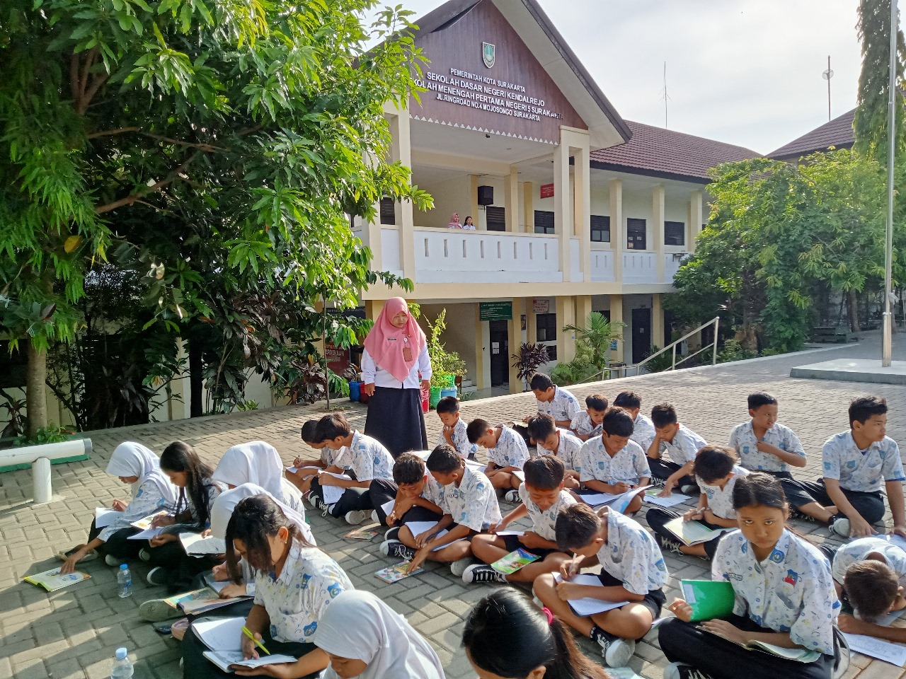 Perlaksanaan Program Gerakan Literasi Sekolah di SDN Kendalrejo. (doc. Kampus Mengajar 8) Perlaksanaan Program Gerakan Literasi Sekolah di SDN Kendalrejo. (doc. Kampus Mengajar 8)