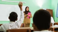 Ilustrasi gambar kegiatan belajar mengajar di sekolah. (doc. int)