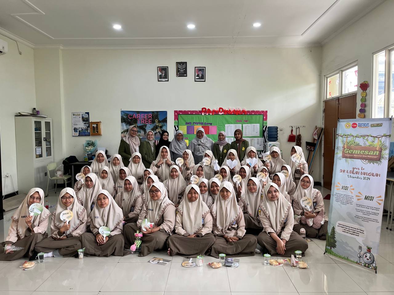 Sesi foto bersama panitia dengan partisipan. (doc. Mahasiswa Ilmu Komunikasi UPN “Veteran” Jawa Timur)