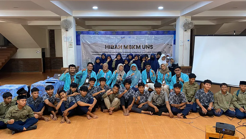 Foto Bersama dengan Siswa-siswi dan Kepala Sekolah MA MTQ Desa Puron setelah Sosialisasi Berlangsung pada Sabtu (7/12/2024). (doc. Tim MBKM UNS ID 971)