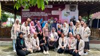 Foto bersama UMKM Perempuan dan Disabilitas Gitarja Bhumi dengan tim Proyek Sosial Ruang Rasa Creative dari Mahasiswa Universitas Amikom Yogyakarta. (doc. Ruang Rasa Creative)
