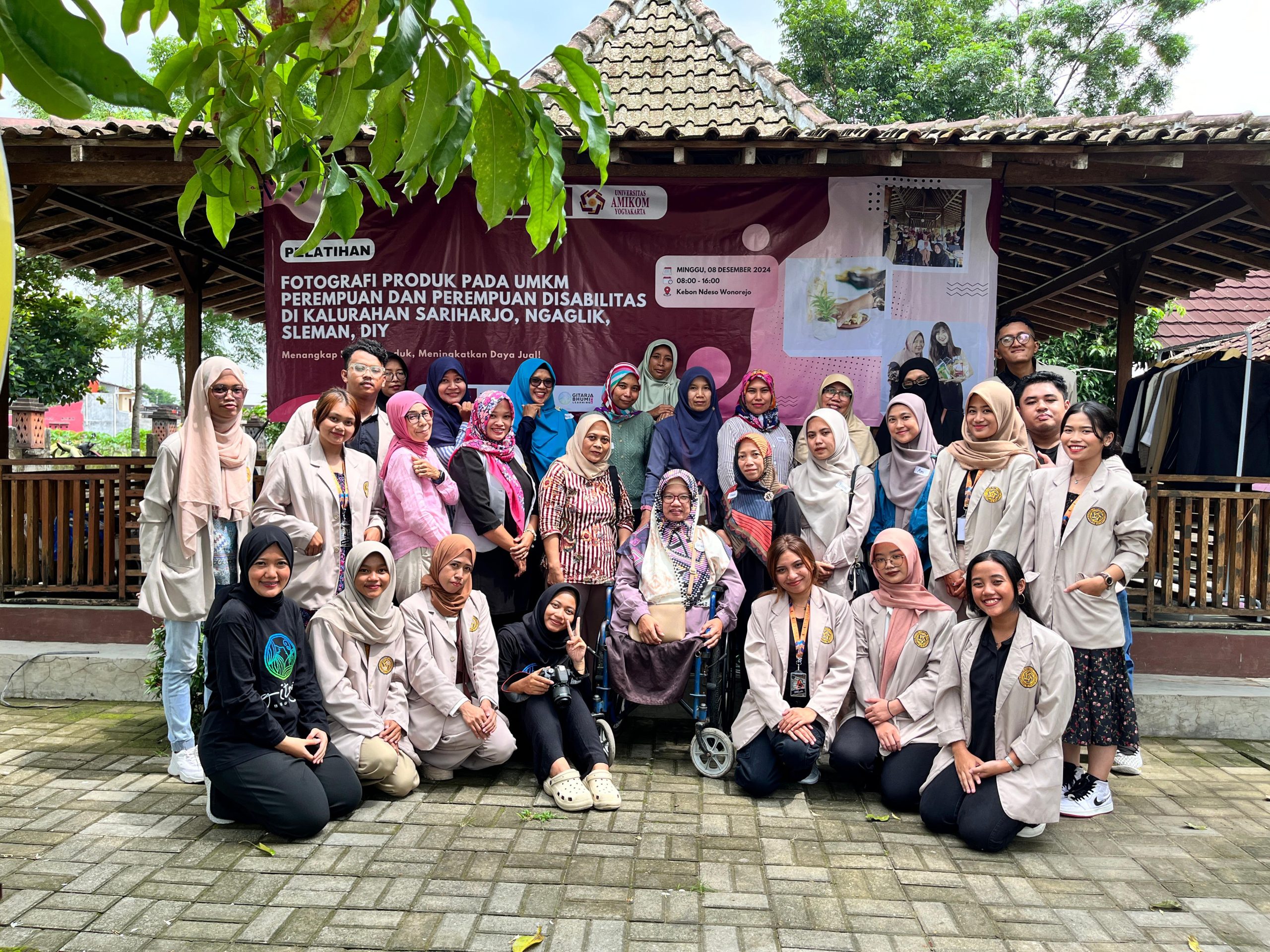 Foto bersama UMKM Perempuan dan Disabilitas Gitarja Bhumi dengan tim Proyek Sosial Ruang Rasa Creative dari Mahasiswa Universitas Amikom Yogyakarta. (doc. Ruang Rasa Creative)