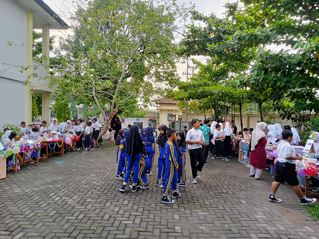 Festival P5 Market Day di SD Negeri Kendalrejo. (doc. Tim Mahasiswa Kampus Mengajar 8 SDN Kendalrejo) Festival P5 Market Day di SD Negeri Kendalrejo. (doc. Tim Mahasiswa Kampus Mengajar 8 SDN Kendalrejo)
