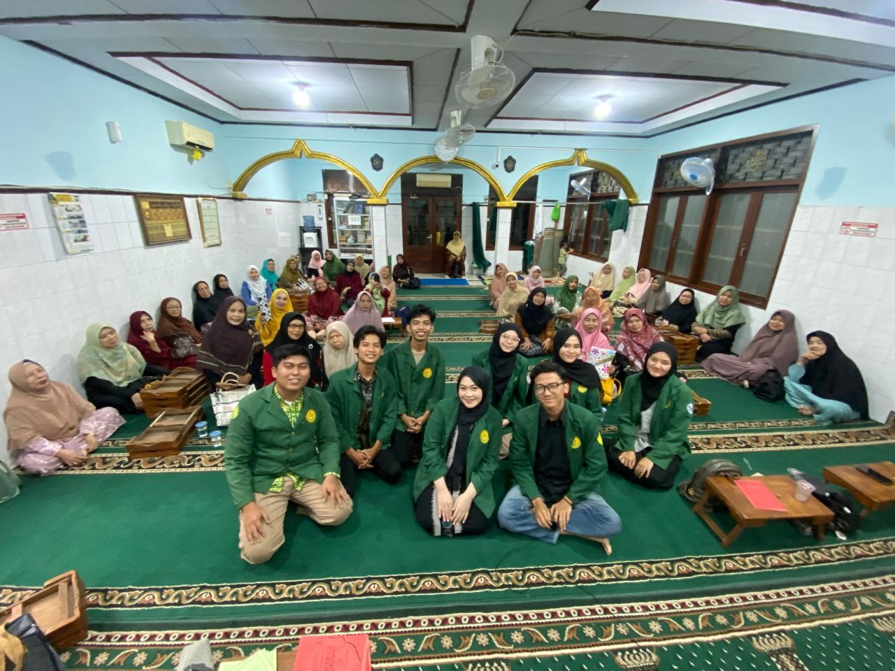 Foto bersama mahasiswa PAI UNJ dengan masyarakat Kebon Baru, Tebet, Jakarta Selatan. (doc. Mahasiswa PAI UNJ)
