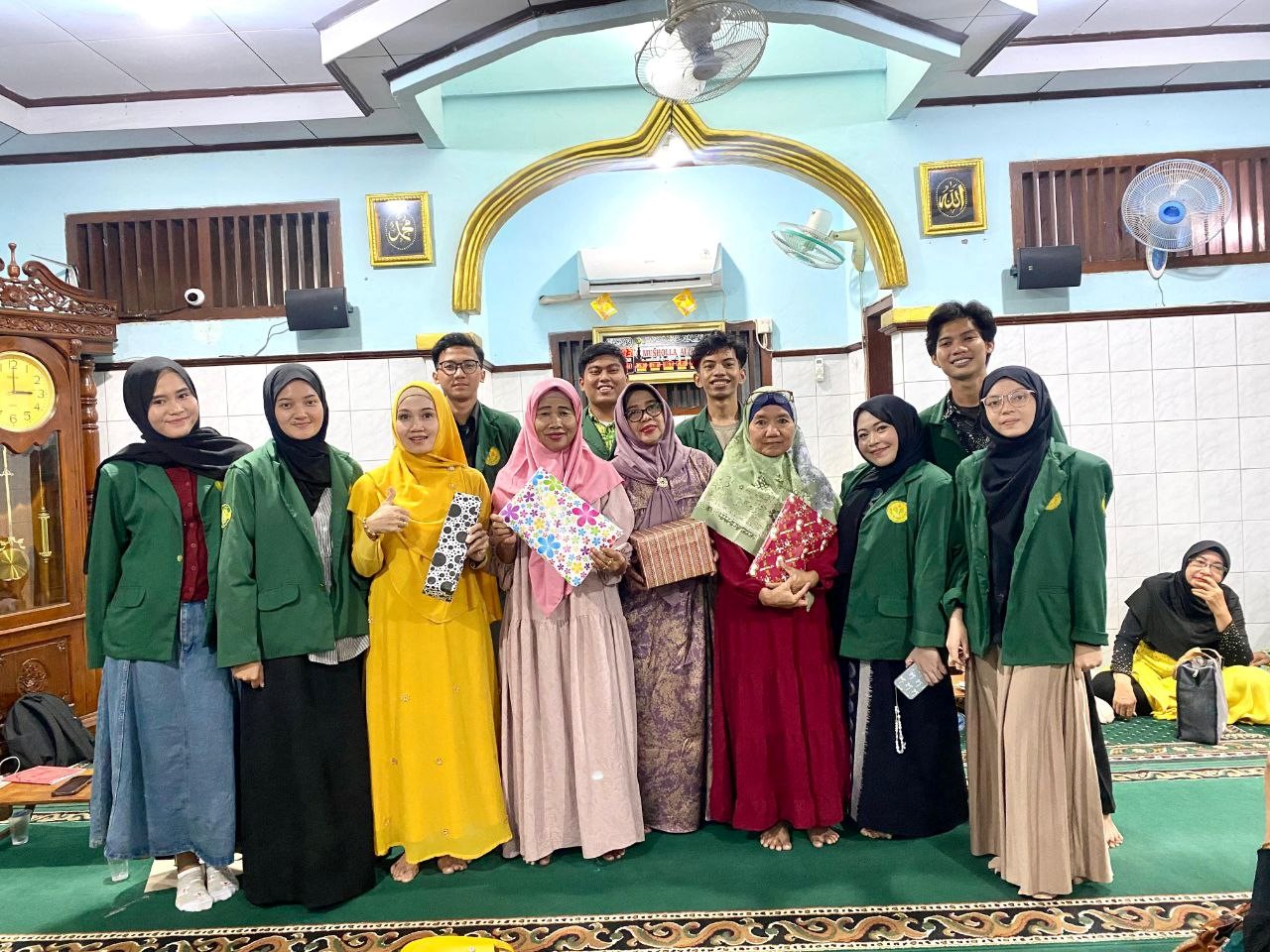 Foto bersama para pemenang kuis yang diadakan oleh mahasiswa mengenai pengetahuan dalam menjaga kerukunan. (doc. Mahasiswa PAI UNJ)