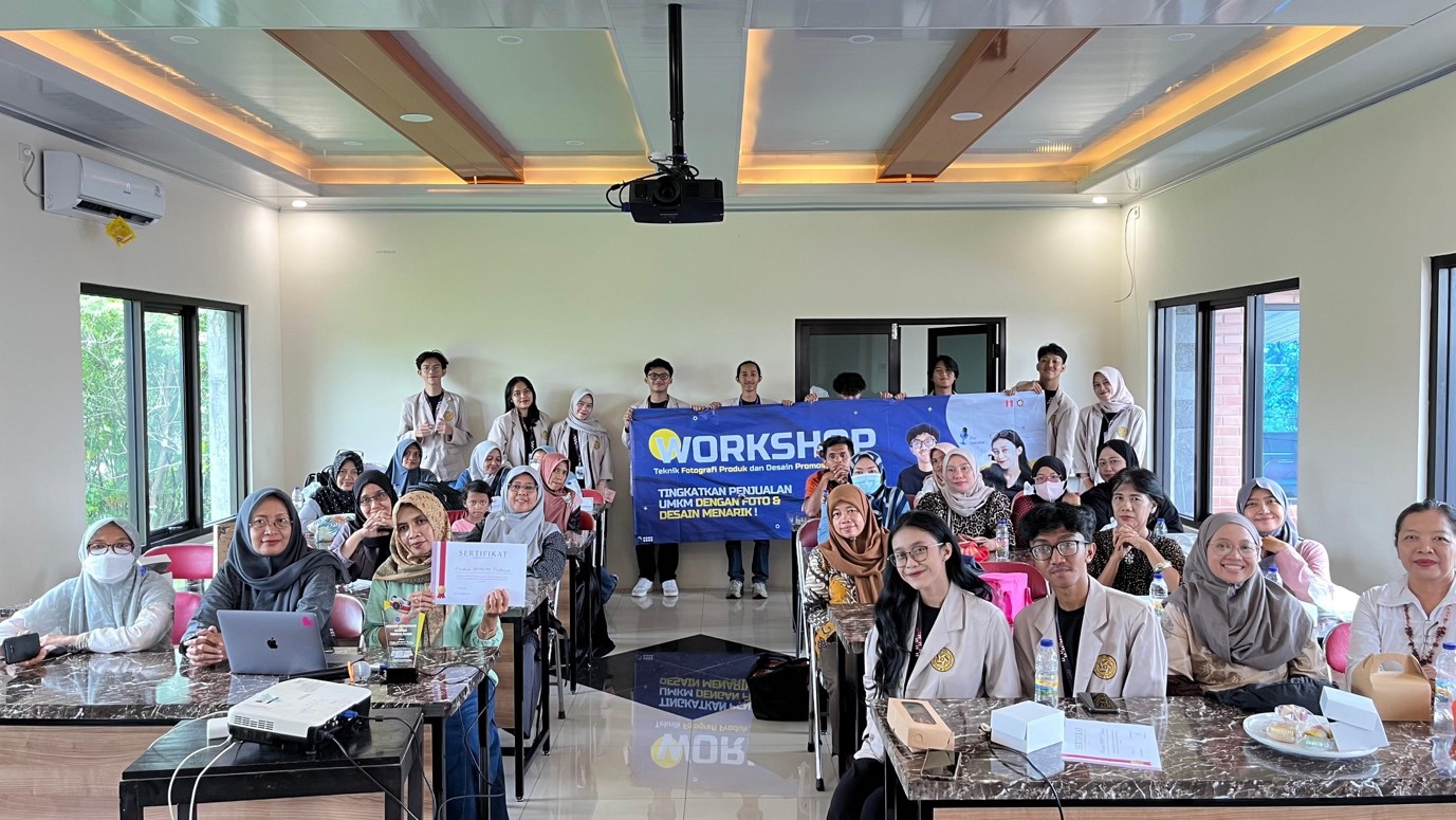 Foto bersama peserta workshop desain grafis dan fotografi produk di Aula Kalurahan Triharjo, Sabtu (30/11/2024). (doc. Kelompok Proyek Sosial Angkatan 2022 Universitas Amikom Yogyakarta)