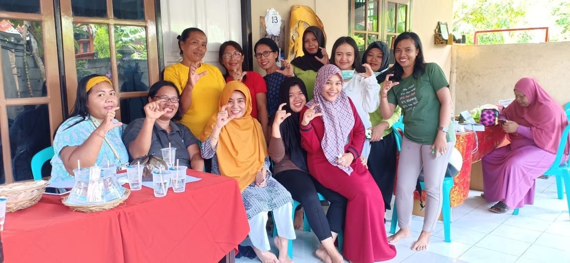 Ibu Yuyun (duduk, ketiga dari kiri) berfoto bersama tim farmasi dan kader kesehatan di Balai Kegiatan Lingkungan Gedur. (doc. ist)