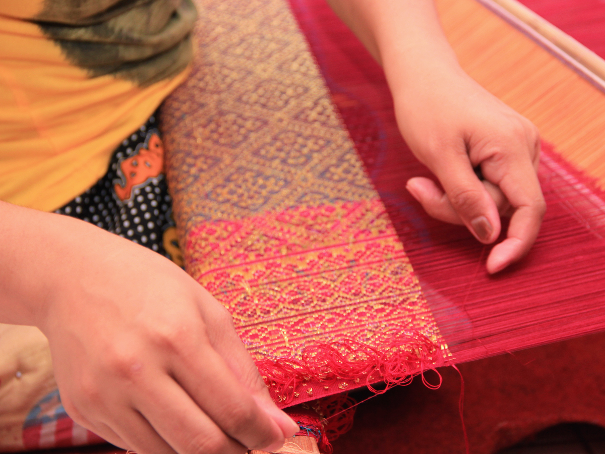 Ilutrasi foto kerajinan songket Palembang/indonesiakaya