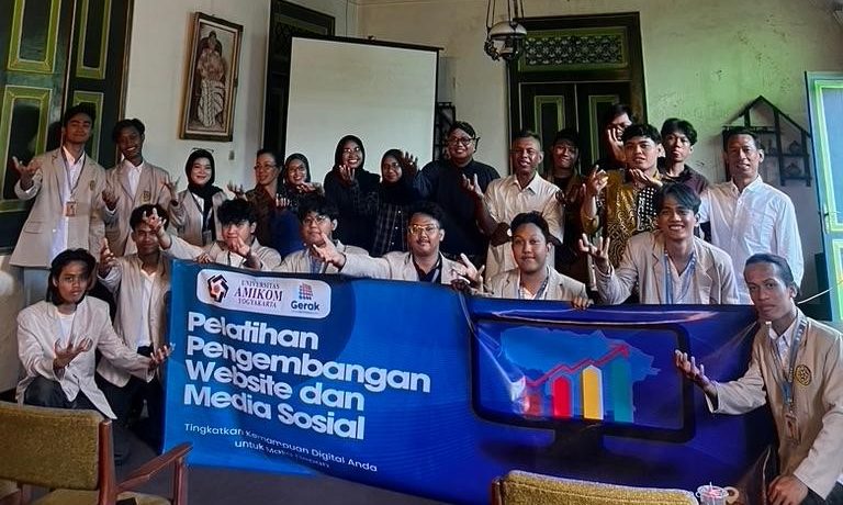 Dokumentasi bersama mahasiswa Amikom Yogyakarta dengan para peserta dalam kegiatan Pelatihan Pengembangan Website dan Media Sosial. (doc. mahasiswa Amikom Yogyakarta)
