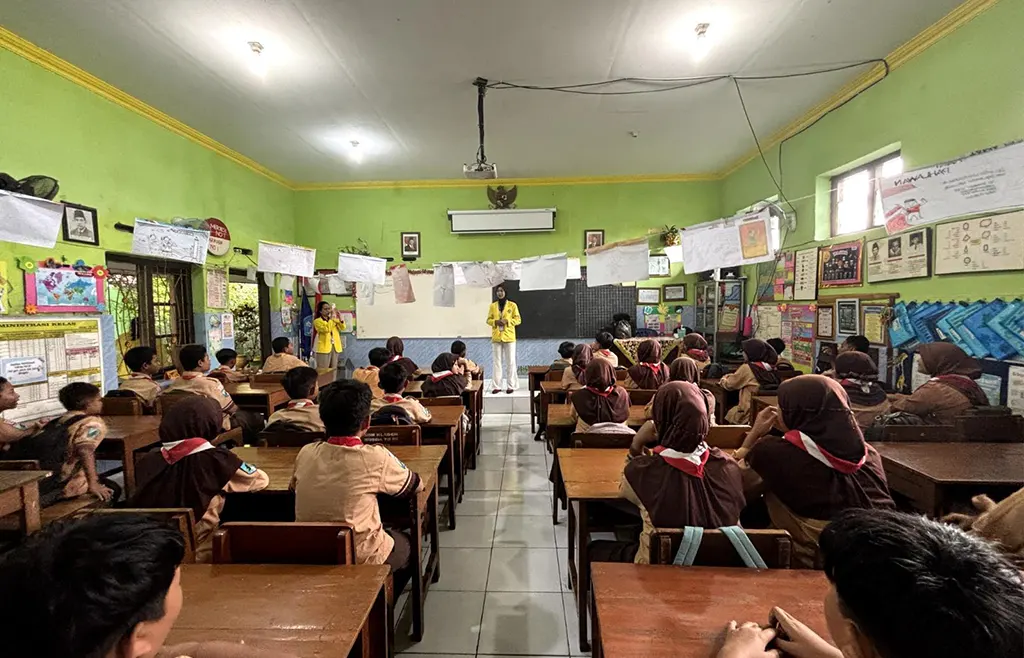 Mahasiswa KKN memberikan edukasi tentang bahaya pergaulan bebas kepada siswa-siswi SDN Klagen yang diberikan secara langsung. (doc. KKN 025 Abhaya Citta Universitas Bhayangkara Surabaya)