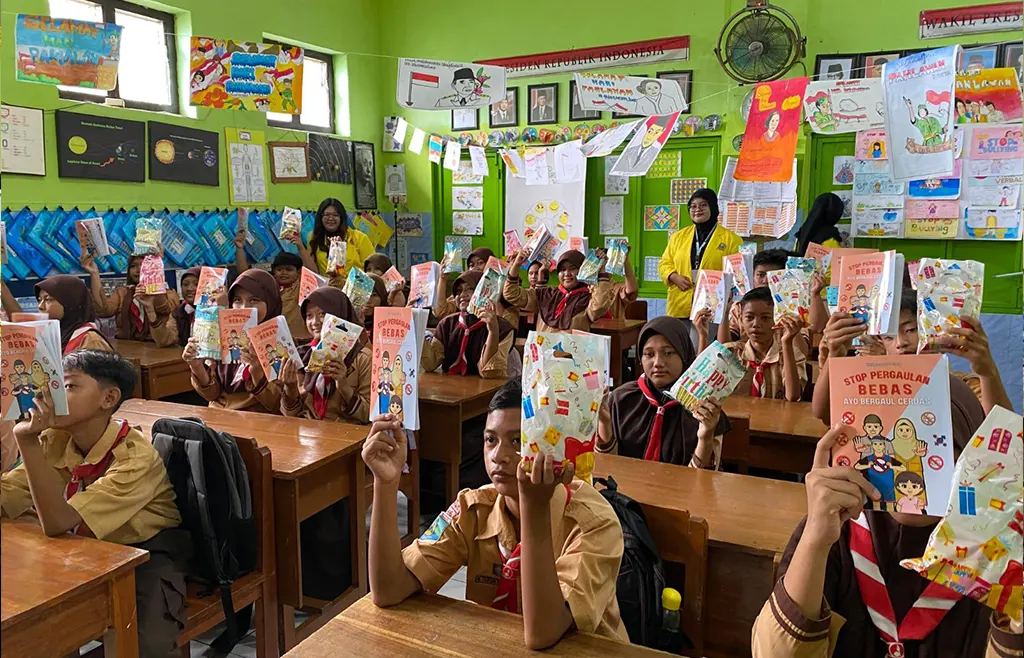 Pembagian komik ini adalah untuk meningkatkan minat baca (anak-anak desa) melalui gambar aktor komik yang menarik. (doc. KKN 025 Abhaya Citta Universitas Bhayangkara Surabaya)