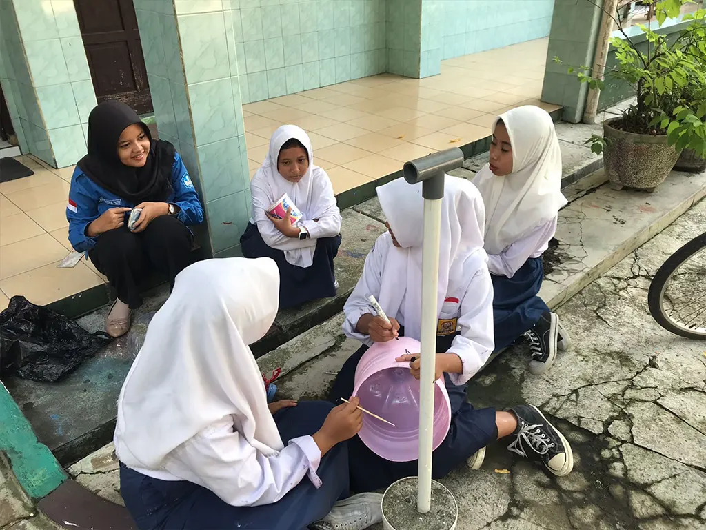 Pembuatan bak sampah. (doc. Tim KM 8 SMP Murni 1 Surakarta) Pembuatan bak sampah. (doc. Tim KM 8 SMP Murni 1 Surakarta)