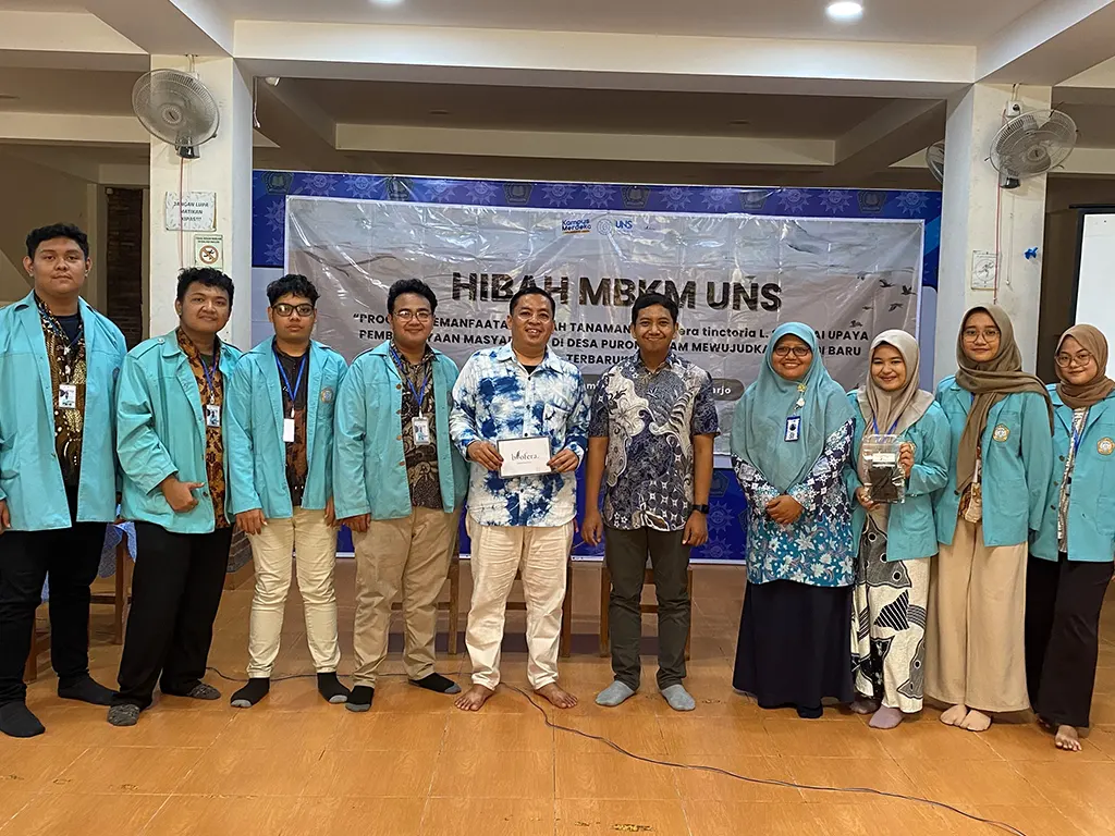Anggota Tim MBKM UNS ID 971 beserta Dosen Pembimbing dan Pemilik CV Indigo Biru Baru (dari kiri ke kanan), Septian Warsito Utomo, Frizas Yardena Widharmo, Fahri Chandra Prasetyo, Fachri Candra Abimanyu, Muh. Thoyib, S.T., M.T., Dr. Ir. Joko Waluyo, S.T., M.T., Riyanti Puji Astuti, S.Psi., M,Psi., Helvita Fajar Utami, Dhiah Cendikia Pradani, dan Anindhea Sitta Kusuma Wardhani. (doc. Tim MBKM UNS ID 971)