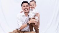 Potret Kenneth “Kenkulus” bersama ayahnya (Instagram @kev_immanuel)