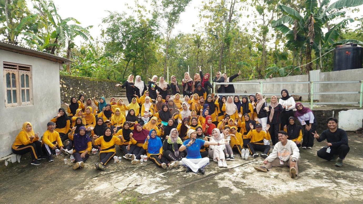 Senam pagi Bersama pengurus LKS Raharja dan para lansia desa kedungkeris. (doc. Kelompok proyek sosial mahasiswa Universitas Amikom Yogyakarta)