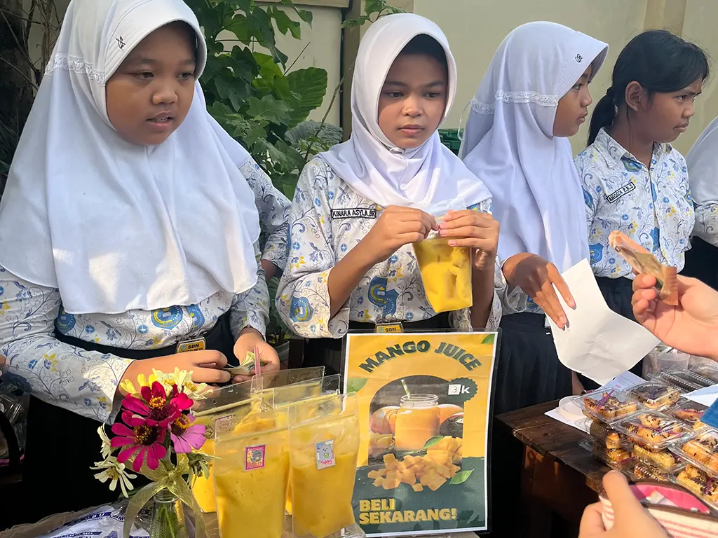 Siswa saat bertransaksi jual beli. (doc. Tim Mahasiswa Kampus Mengajar 8 SDN Kendalrejo)