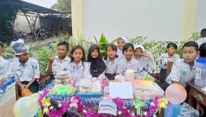 Stand kelompok 2 kelas 4. (doc. Tim Mahasiswa Kampus Mengajar 8 SDN Kendalrejo) Stand kelompok 2 kelas 4. (doc. Tim Mahasiswa Kampus Mengajar 8 SDN Kendalrejo)