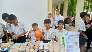Stand kelompok 2 kelas 6. (doc. Tim Mahasiswa Kampus Mengajar 8 SDN Kendalrejo) Stand kelompok 2 kelas 6. (doc. Tim Mahasiswa Kampus Mengajar 8 SDN Kendalrejo)