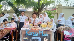 Stand kelompok 3 kelas 5. (doc. Tim Mahasiswa Kampus Mengajar 8 SDN Kendalrejo) Stand kelompok 3 kelas 5. (doc. Tim Mahasiswa Kampus Mengajar 8 SDN Kendalrejo)