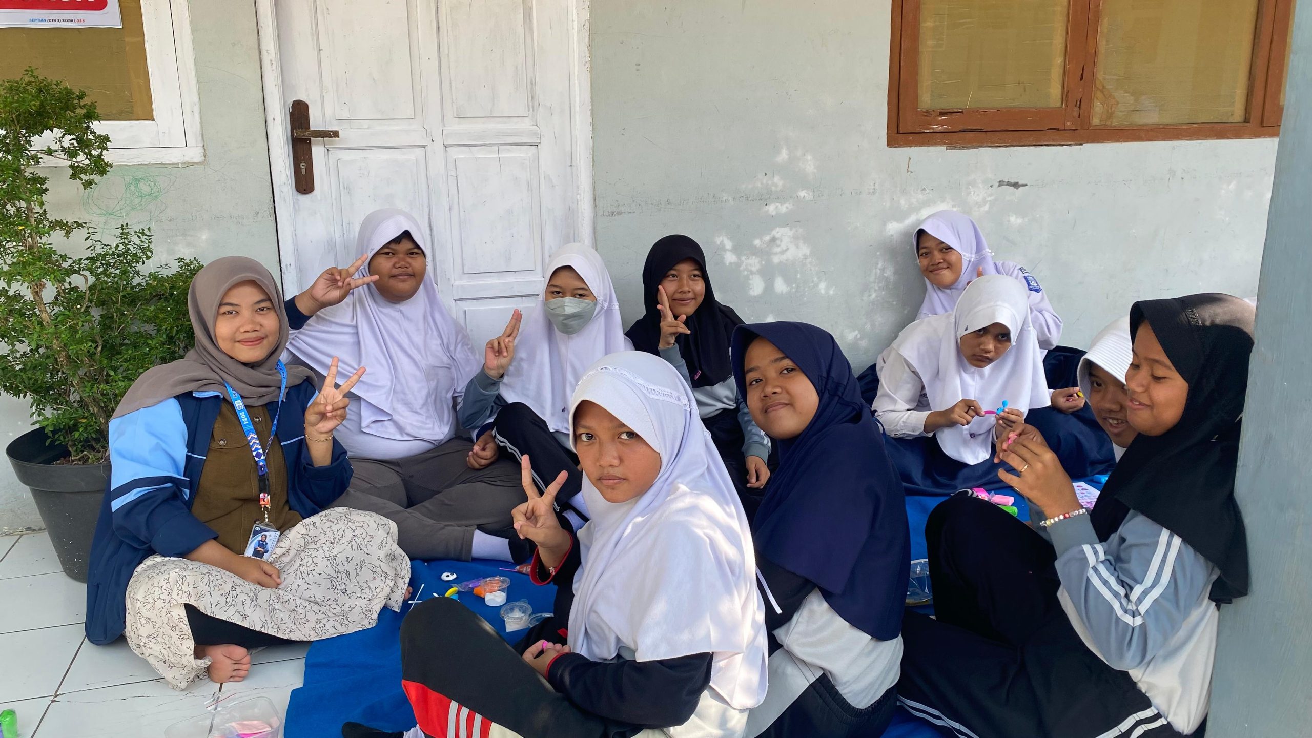 Antusias siswa SLBM Surya Gemilang saat mengikuti pelatihan gantungan kunci clay. (doc. KKN UIN Walisongo Posko 19)