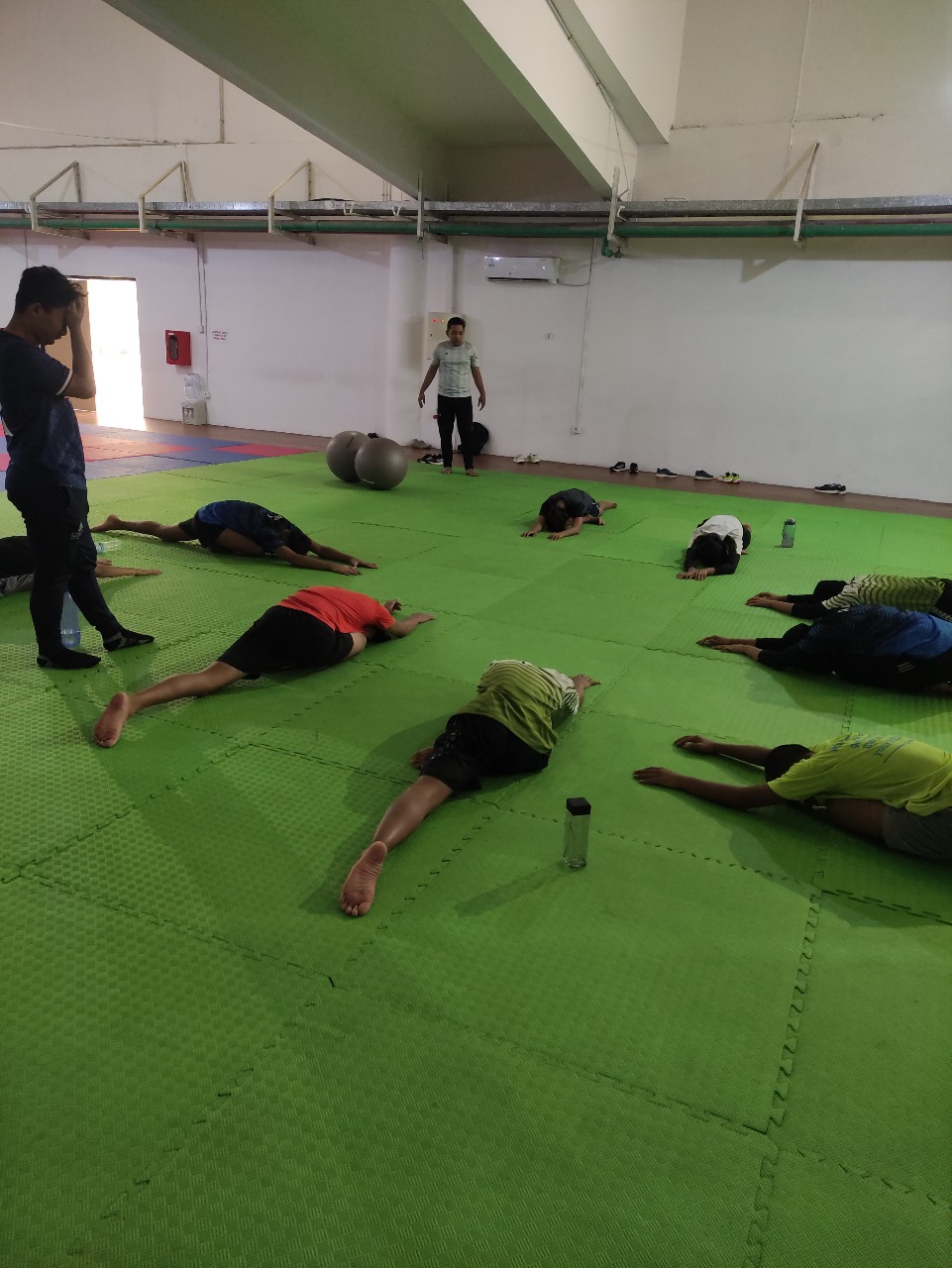 Mahasiswa MBKM UNS saat memandu latihan pagi di Stadion Manahan gate VII. (doc. Tim Hibah MBKM Renang SKO Surakarta, UNS)