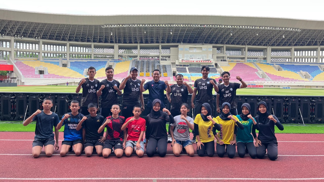 Dokumentasi bersama anggota MBKM, pelatih, dan atlet renang SKO Surakarta. (doc. Tim Hibah MBKM Renang SKO Surakarta, UNS)