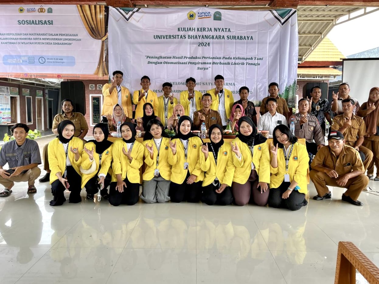 Mahasiswa KKN berfoto bersama dengan perangkat Desa Simbaringin dan Kanit Reskrim Polsek Kutorejo. (doc. KKN UBHARA 007)