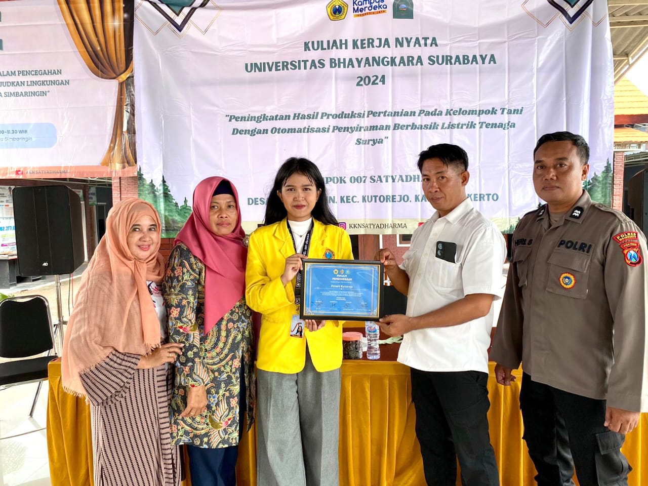 Penyerahan Sertifikat Koodinator Desa kepada Kanit Reskrim Kutorejo. (doc. KKN UBHARA 007)