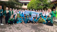 Dokumentasi bersama mahasiswa Program Studi Manajemen, Fakultas Ekonomi dan Bisnis, UMRI dengan para siswa SD Negeri 27 Pekanbaru. (doc. mahasiswa Program Studi Manajemen, Fakultas Ekonomi dan Bisnis, UMRI)