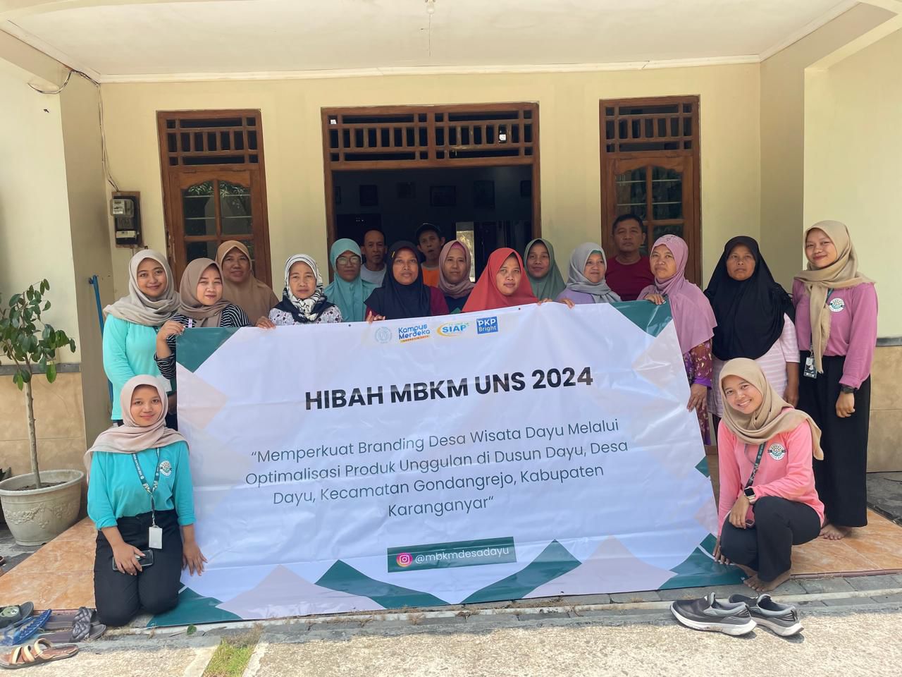 Tim MBKM UNS Desa Dayu melakukan sesi foto bersama dengan Narasumber dan KWT Ngudi Rejeki. (doc. Tim MBKM UNS Desa Dayu)