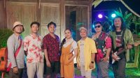 Nindy Sukma (tengah) saat perform bersama Poltacoustic. (doc. pribadi)