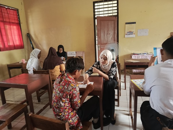 Mahasiswa Kampus Mengajar saat pelaksanaan Program Privat Mentoring di SMP Negeri 3 Bulu. (doc. KM 8 SMP Negeri 3 Bulu)