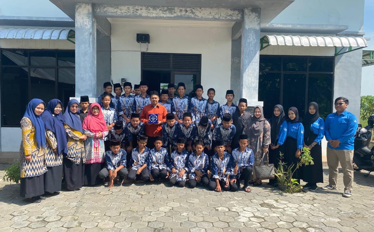 Foto bersama siswa dan pemangku kepentingan sekolah. (doc. KM 8 di SMP Daarul Quran)