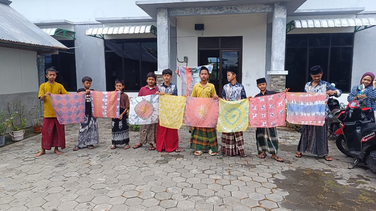 Kegiatan outdoor-kreasi tie dye. (doc. KM 8 di SMP Daarul Quran)