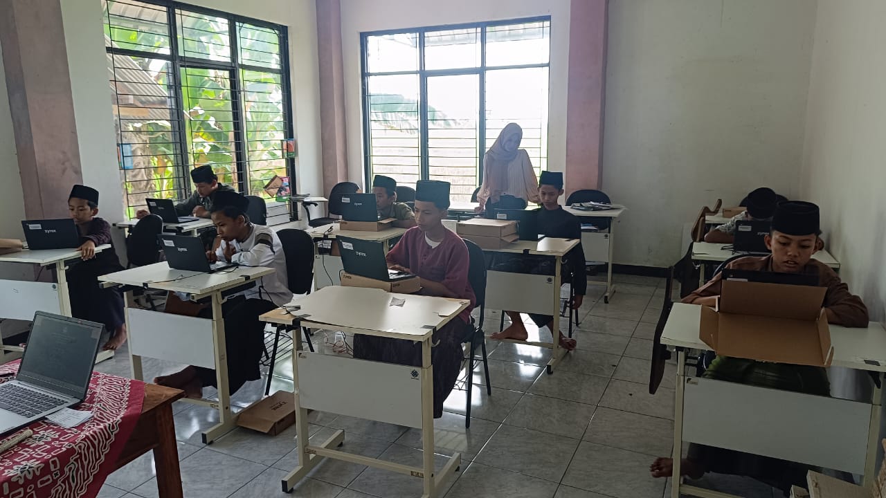 Kegiatan literasi digital. (doc. KM 8 di SMP Daarul Quran)