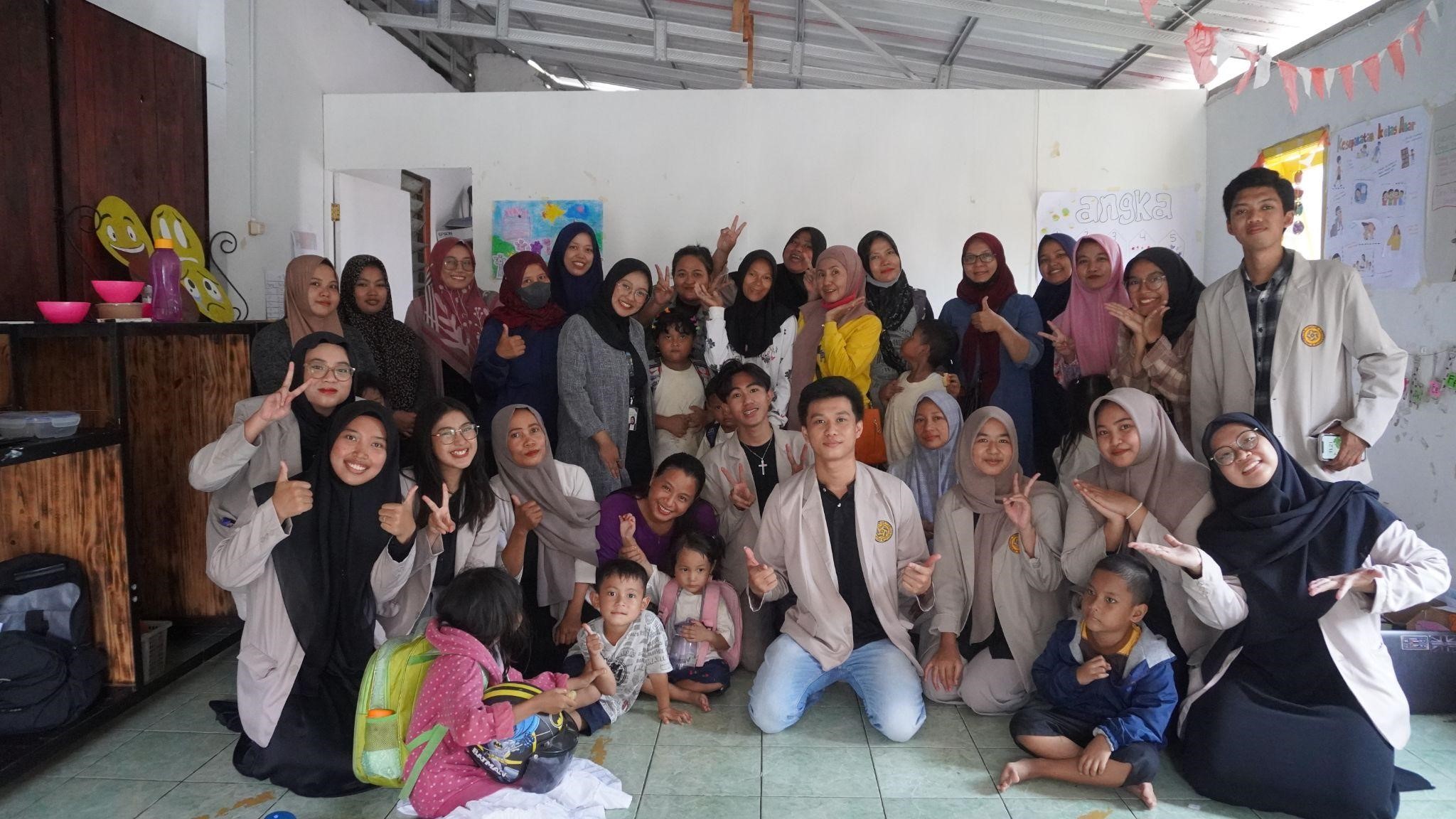 Foto bersama peserta seminar “Penggunaan Gadget untuk Anak” di Sekolah Gajahwong Jumat (22/11/2024). (doc. tim pelaksana seminar mahasiswa Ilmu Komunikasi Universitas Amikom Yogyakarta)